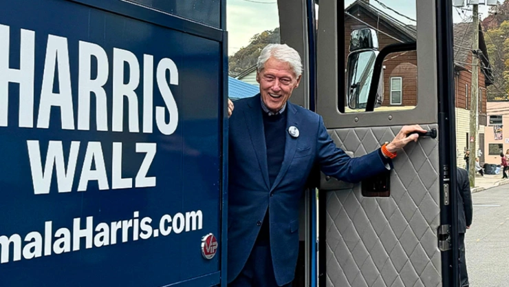 El ex presidente de EUA Bill Clinton bajando de un camper