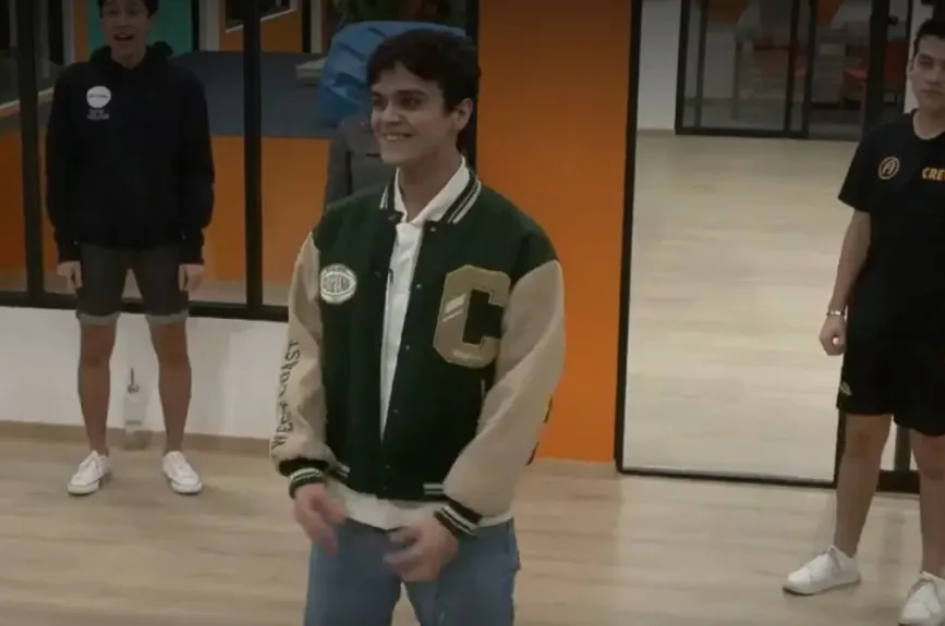 Julio Ávila fue premiado con su canción, ya que la cantará en acústico con ayuda del profesor Menny Carrasco.