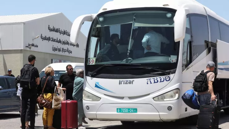 Los expatriados atrapados en Cisjordania e Israel, están subiendo a un autobús.