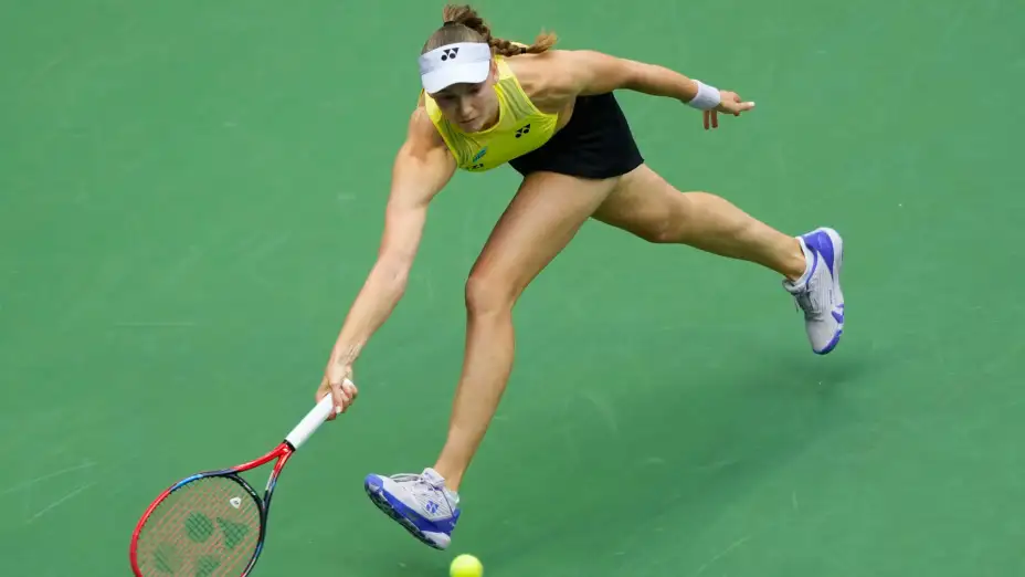 Elena Rybakina devuelve ante Aryna Sabalenka durante la final del US Open