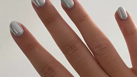 12 diseños de uñas plata que se ven elegantes en cualquier mujer: puedes usarlas para hacer deporte