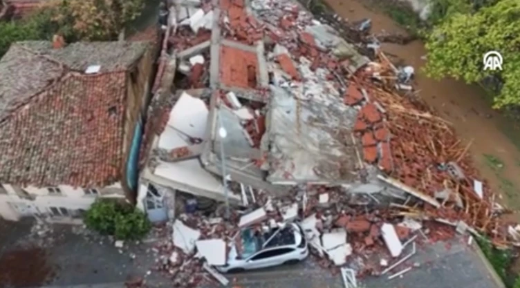 Tres edificios en desuso y una tienda de dos pisos que fueron dañados en un terremoto anterior se derrumbaron.