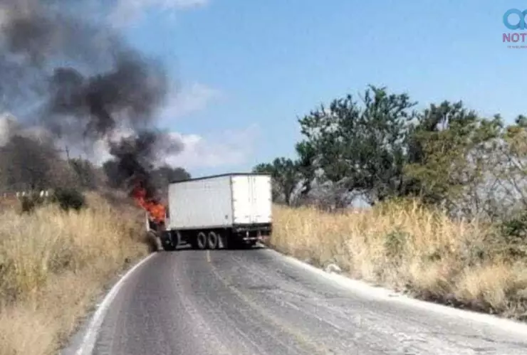 narcobloqueos Michoacan.jpg