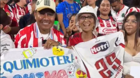 Aficionada de Chivas recibe camiseta de Piojo Alvarado