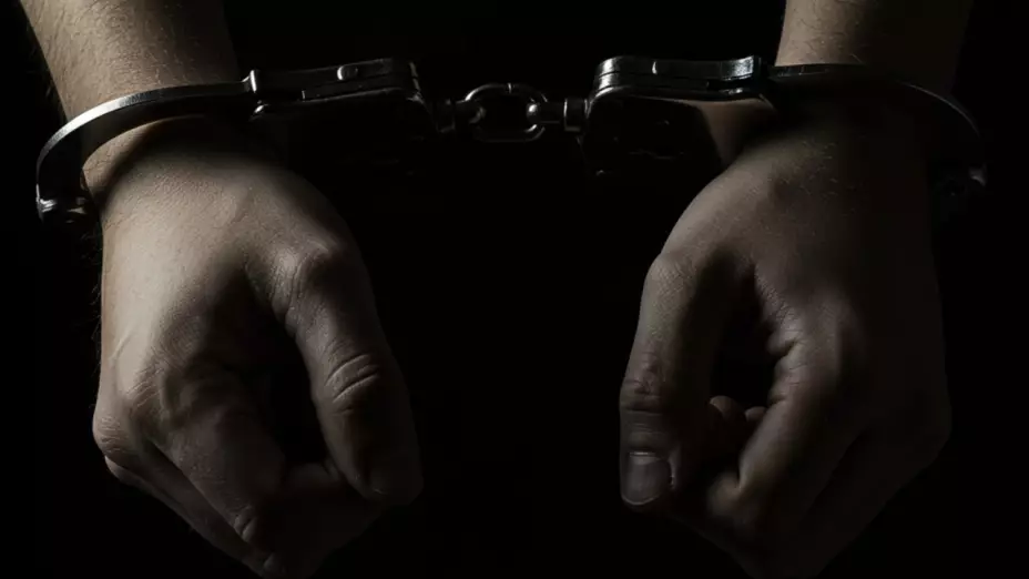 Detienen a agente de SSPC en Tabasco por narcotráfico y uso indebido de radiopatrulla oficial.