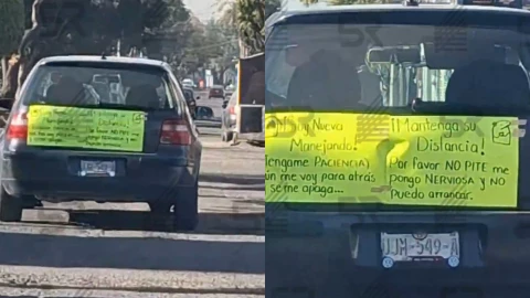 mujer circulando con cartulina pegada