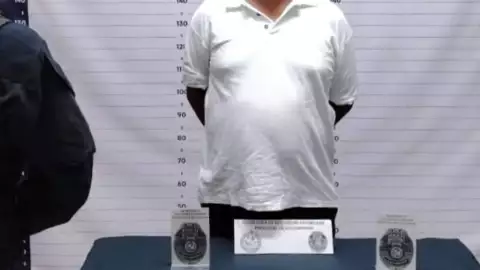 Policías detienen a un homre por golpear a su pareja en Solidaridad