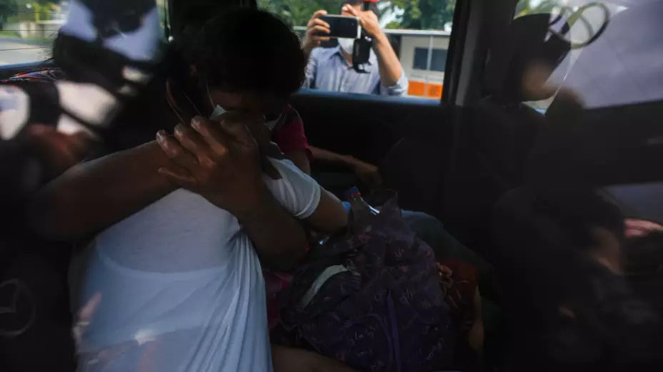 El Salvador libera a mujer condenada por aborto involuntario.