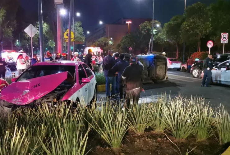 Auto vuelca en zona Centro, tras chocar contra un taxi de la CDMX