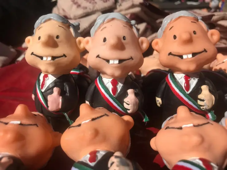 Muñecos de AMLO presidente