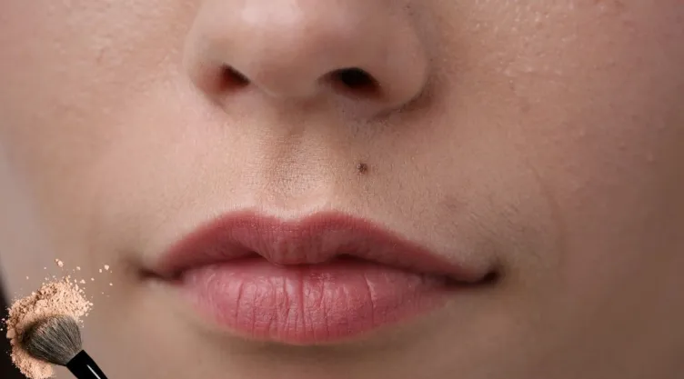 3 trucos efectivos para disimular lunares con maquillaje, según la IA.jpg