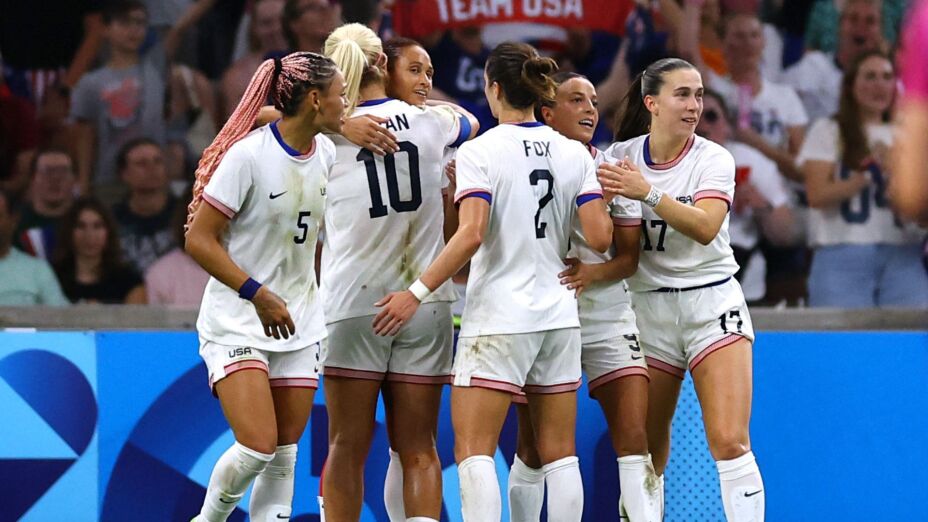 <strong>Delegación femenina de fútbol USA. Foto: TV Azteca</strong> <strong>Delegación femenina de fútbol USA. Foto: TV Azteca</strong>