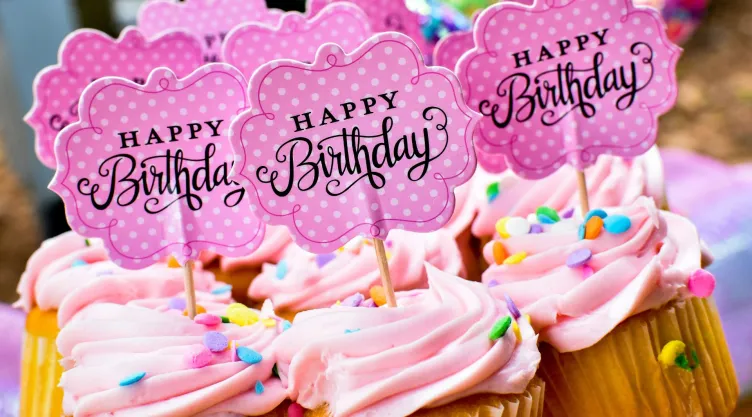 Una buena idea para reemplazar un pastel de cumpleaños, son los cupcakes.