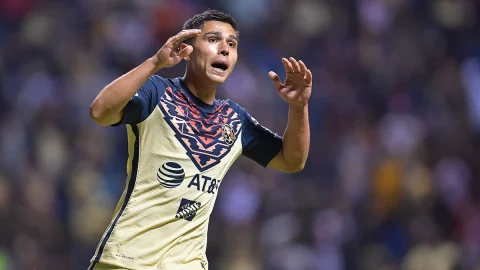 Salvador Reyes con la camiseta del América 2022