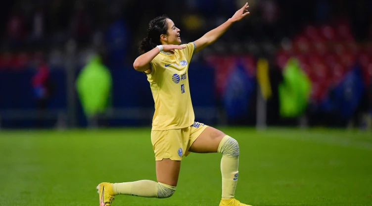 Scarlett Camberos imita el festejo de Cuauhtémoc Blanco