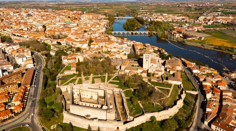 una vista panorámica de la hermosa ciudad de Zamora en España.