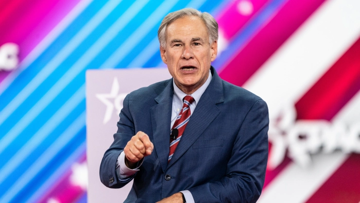 Greg Abbot volvió a apuntar contra Joe Biden por la política migratoria