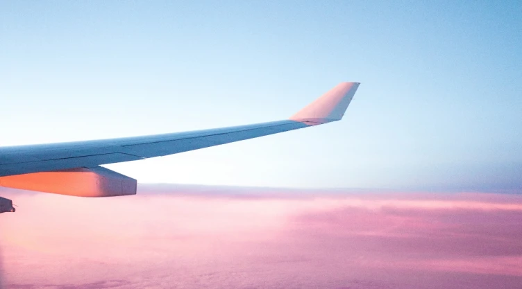 Ala de avión en el cielo con nubes.