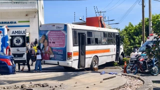 Ruta 15 pierde el control y choca en Cuernavaca.