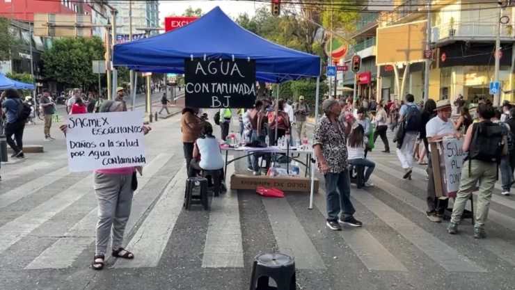 Vecinos de Benito Juárez bloquean avenida Insurgentes por más de 9 horas por agua con olor a gasolin.jpg