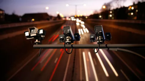 Cámaras monitorean la velocidad a la que pasan los vehículos en la carretera.