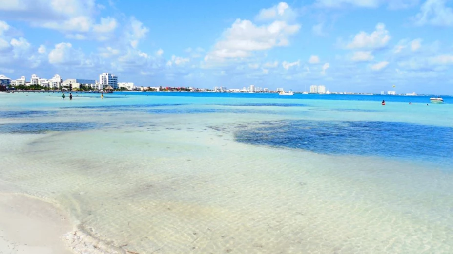 playa langosta cancún.jpg