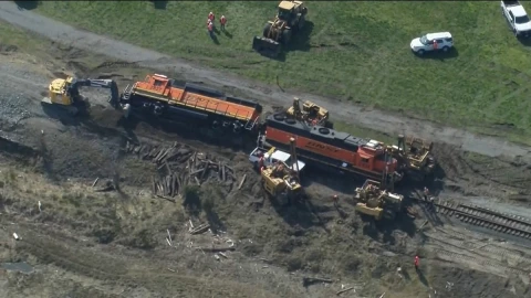 Los equipos de emergencia respondiendo a un derrame de diésel el jueves (16 de marzo) después de que un tren de carga descarrilara cerca de Anacortes, Washington.