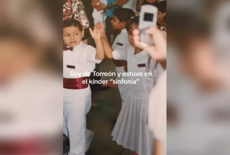 Joven busca a su crush de Kinder