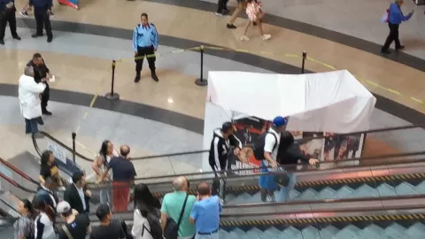 VIDEO: Hombre cae en Plaza Forum Buenavista en CDMX