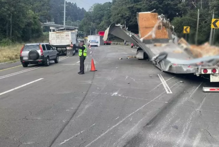 Caos en la México-Toluca por un accidente; el chofer de un tráiler se habría quedado dormido