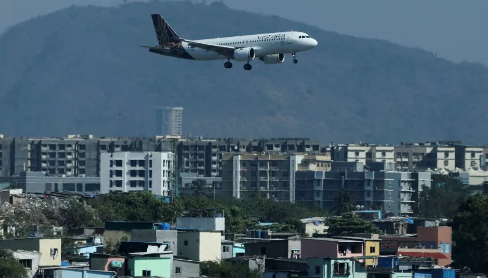 Aerolínea que pesa pasajeros antes de que suban al avión