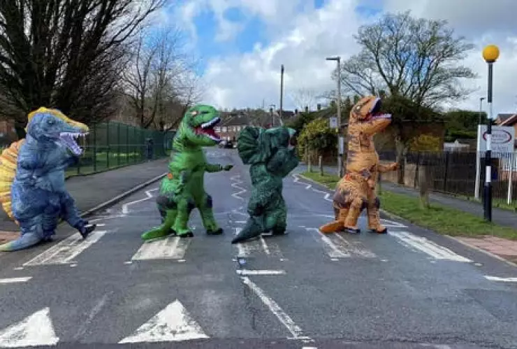 Grupo de mamás con los disfraces de dinosaurios .jpg