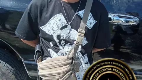 En Campeche, policías arrestan a hombre por tener fajos de billetes en su coche