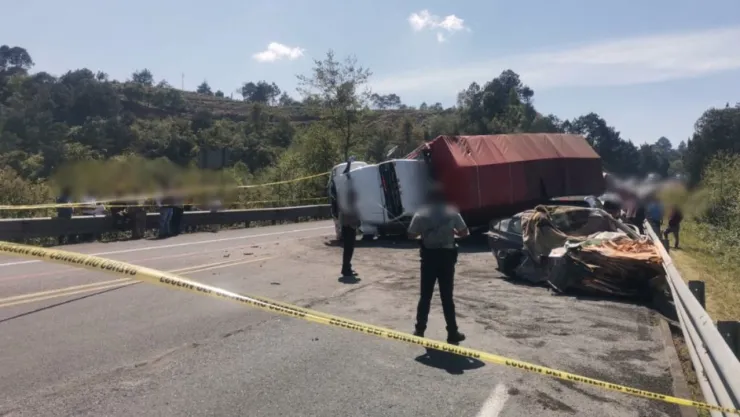 Tras accidente, quedan prensados ocupantes de auto en la autopista Tulancingo-Tihuatlán hoy 15 de abril de 2025