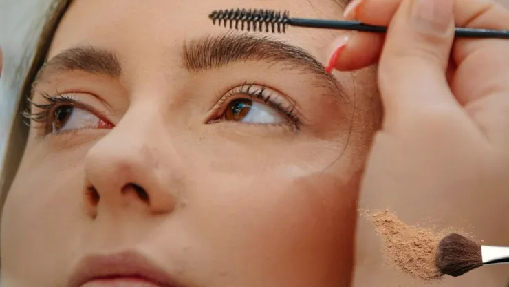 Cómo maquillar ojos cuadrados técnicas de sombras para un efecto redondeado.jpg