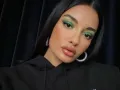 Amina Muaddi con aretes de aro..jpg