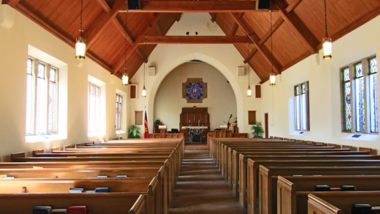 Terror en iglesia: hombre irrumpe y abre fuego, deja 1 muerto y 9 heridos; luego incendia el edificio