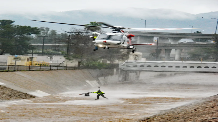 Bomberos rescatan a hombre de río