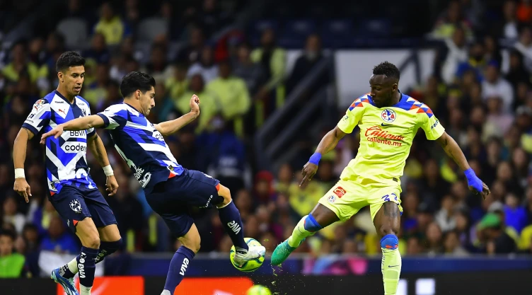 Julián Quiñones y Víctor Guzmán en el América vs Monterrey