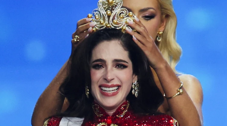 momento en el que le colocan la corona de miss universo 2025 a fátima bosch