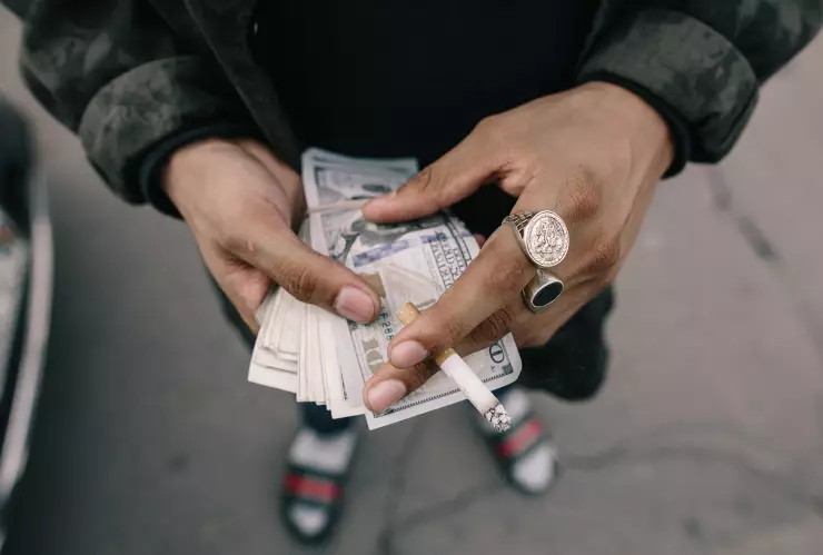 ¡Y todo por dinero! Hombre oculta el cadáver de su madre en un refrigerador para cobrar su pensión