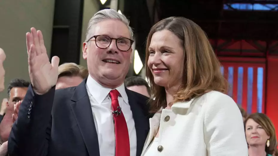 Keir Starmer, líder del Partido Laborista, con su esposa Victoria.