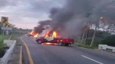 Queman vehículos en accesos y salidas de carretera Villahermosa Teapa
