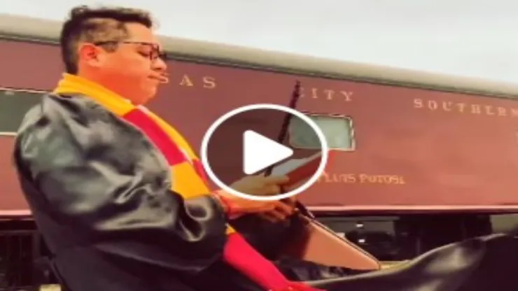 VIDEO: ‘Harry Potter’ se tomó fotos con tren ‘La Emperatriz’ durante su paso en Nuevo León