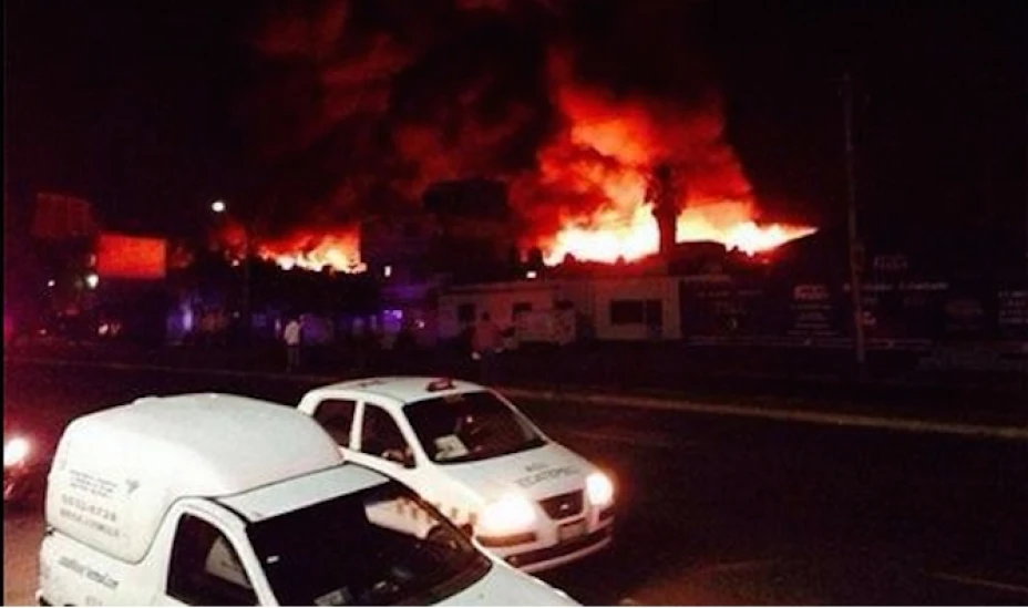 El incendio ya fue controlado por bomberos de Tlalnepantla, Tecámac y Nezahualcoyotl