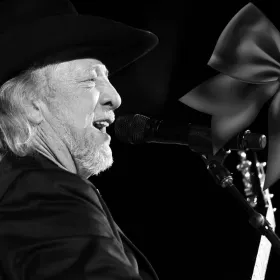 Luto en el country: murió John Anderson a los 71 años. Quién participó en la banda sonora de Los Dukes de Hazzard: El comienzo del 2007