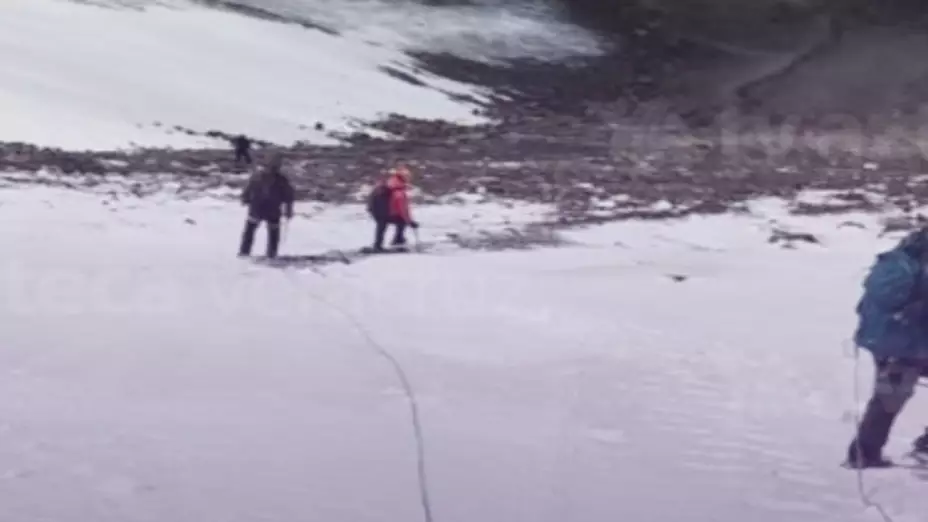 Cae alpinista 500 metros en el Pico de Orizaba y desata operativo de emergencia. En la imagen se observa a gente durante su aventura en el Citlaltepetl en Atzitzintla