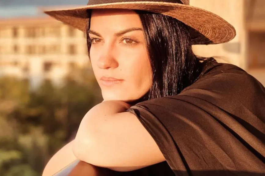 Maite con sombrero.jpg