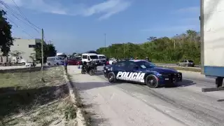 Tráfico lento vía Playa del Carmen, por volcadura de camión