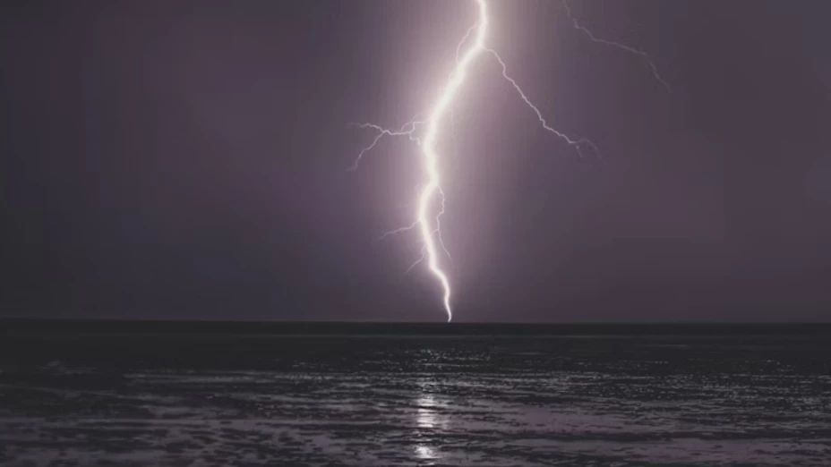 Tragedia en la playa: rayo impacta a niño de 12 años y muere durante paseo familiar